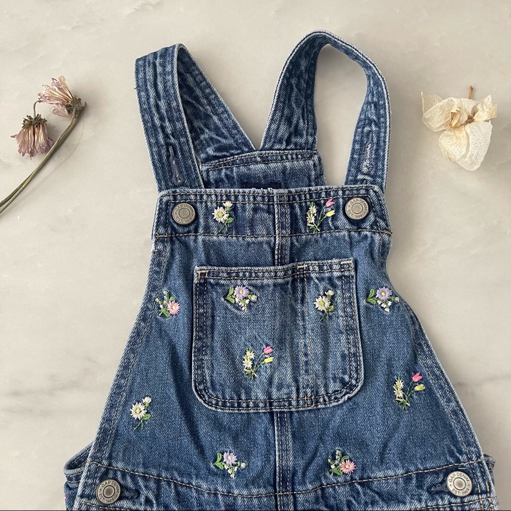 Baby gap shortalls overalls with floral embroidery size 3T - Picture 2 of 5